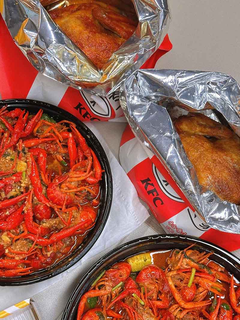 Delicioso chá da tarde: um banquete de frango assado KFC e mordidas de lagostim